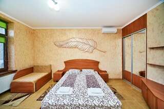 Гостиница Lev Hotel Заозёрное Большой двухместный номер с 1 кроватью или 2 отдельными кроватями-2